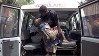 Contoh lain di Afrika misalnya, Land Cruiser digunakan sebagai mobil ambulance untuk memberikan bantuan kemanusiaan. Di Burundi, Land Cruiser digunakan untuk mengevakuasi anak-anak terinfeksi malaria ke rumah sakit, Land Cruiser juga dipakai di kamp-kamp pengungsi di Uganda untuk mengangkut pasien ke klinik. Pool/Toyota.