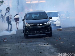 Cara Hilangkan Baret di Mobil Akibat Lemparan Batu Pendemo