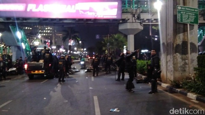 Massa Terus Didesak Mundur ke Jl Asia Afrika Arah PS, 3