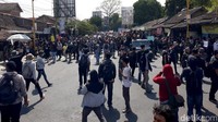 Dalam aksi #GejayanMemanggil2 ini ada 9 tuntuntan yang dilayangkan Aliansi Rakyat Bergerak. Beberapa tuntutan tersebut diantaranya Mendesak Presiden untuk menerbitkan Perppu terkait UU KPK, Hentikan segala bentuk represi dan kriminalisasi terhadap gerakan rakyat, Tarik seluruh komponen militer, usut tuntas pelanggaran HAM, buka ruang demokrasi seluas-luasnya di Papua, Mendesak pengesahan RUU Penghapusan Kekerasan Seksual, dan Merevisi pasal-pasal yang dianggap bermasalah dalam RKUHP dan meninjau ulang pasal-pasal tersebut dengan melibatkan berbagai elemen masyarakat sipil.