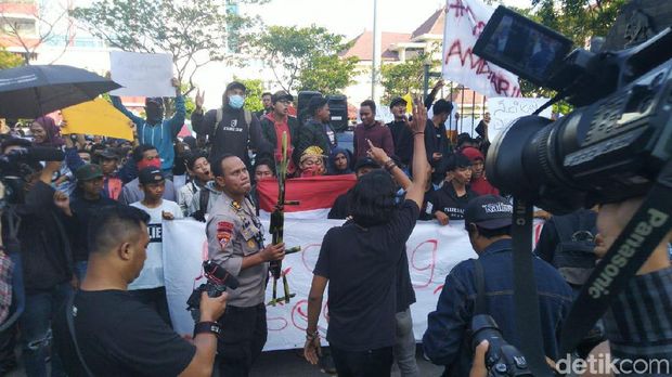 Massa #SemarangMelawan 'Segel' Gedung DPRD Jateng