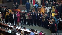 Bagi annota yang tidak terpilih di periode berikutnya, ini manjadi hari terakhir mereka di DPR.