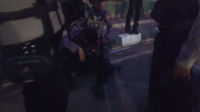 Massa Demo Ricuh di DPR Lempar Petasan-Batu, 2 Aparat Terluka