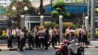 Polisi disiagakan di depan kantor Kemenkeu.
