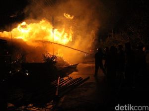 Diduga Akibat Puntung Rokok, Gudang Kayu di Sidoarjo Terbakar