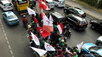 Yel-yel juga dinyanyikan para massa mahasiswa.