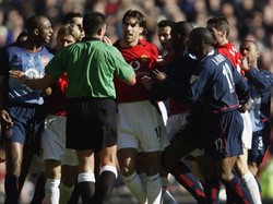 Ruud van Nistelrooy terlibat keributan dengan pemain Arsenal di ajang Piala AFF pada Februari 2003. Dia lantas beradu argumen dalam laga yang dimenangi Arsenal 2-0. (Foto: Gary M. Prior/Getty Images)