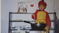 Ini momen dirinya saat masih kecil, berlagak seperti koki yang sedang memasak lengkap dengan seragamnya. Kalian mau saya buatkan makanan untukmu, kalau gitu panggil saja Oppa Jay, tulis Jay Kim. Foto: Instagram @jaehan9192