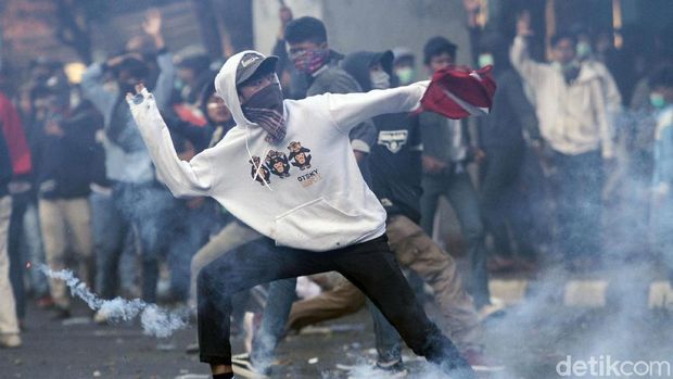 Sebagian yang lain mengandalkan kain yang dibasahi untuk menangkal gas air mata.