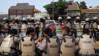 Kabid Humas Polda Metro Jaya Kombes Argo Yuwono mengatakan demo yang berlangsung siang ini diikuti oleh para mahasiswa. Personel pengamanan sudah disiagakan di DPR hingga titik-titik menuju ke kawasan pusat demo.