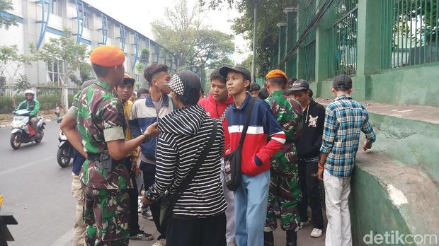 Sejumlah Pelajar Mulai Datang di Belakang Gedung DPR
