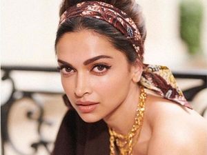 Foto: Cantiknya Bae Suzy dan Deepika Padukone Pakai Dress Mirip Batik