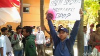 Salah satu pelajar membawa poster bertuliskan Mbuh Bingung Arep Nulis Opo?.