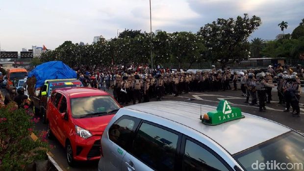 Hanya satu lajur paling kanan di Tol Dalam Kota arah Grogol yang bisa dilintasi kendaraan
