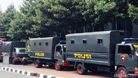  Jejeran mobil polisi terparkir di kawasan gedung Kemenkeu.