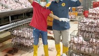 Ruben bahkan juga memperkenalkan Betrand pada unit usahanya, Geprek Bensu. Remaja asal Nusa Tenggara Timur (NTT) ini melihat bagaimana pabrik pengolahan ayam milik ayahnya. Foto: Instagram