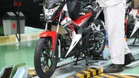 Honda Sonic 150R dibekali dengan mesin generasi baru 150 cc DOHC 6-percepatan yang menjanjikan akselerasi terbaik di kelasnya. Hal ini karena jantung pacu tersebut didesain untuk memberikan limpahan torsi pada putaran mesin (RPM) bawah hingga menengah. Foto: Dok. AHM