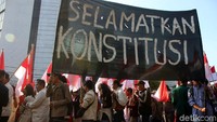 Massa juga membawa spanduk bertuliskan Selamatkan Konstitusi.