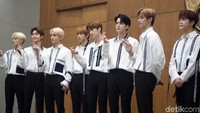 Mereka pun menunjukkan kemampuan bahasa Indonesianya untuk menyapa para fans, seperti Zheyeng, Assalamualaikum, hingga kalian semua gemas.