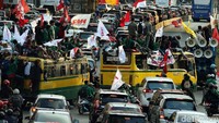 Hal itu tentu saja membuat kemacetan karena metotong jalur.