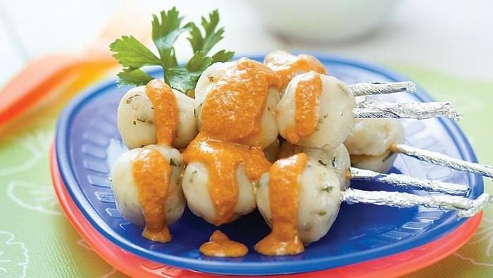 Select chicken meat that is not berlema so the more salubrious, and sprinkles peanut sauce is going to be this food more delicious