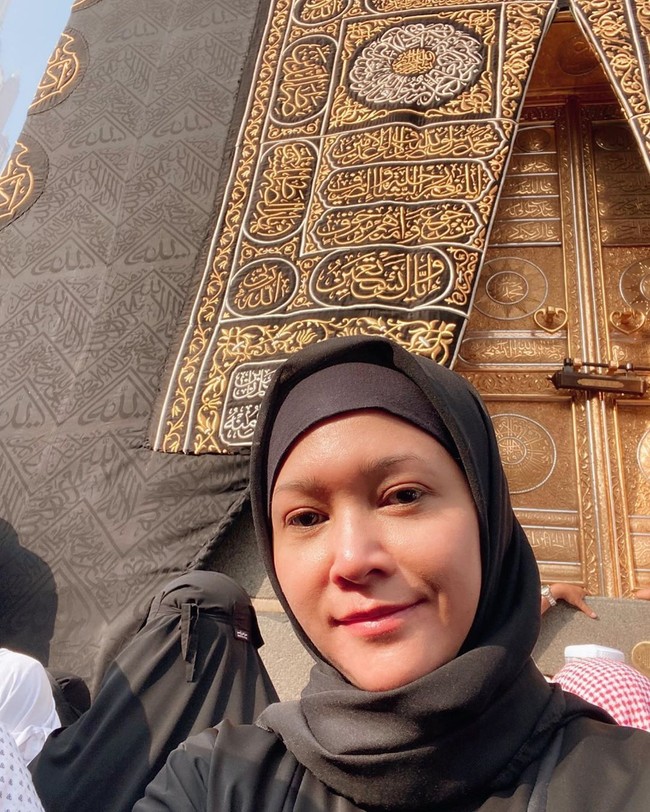 Mengabadikan momen dengan selfie di depan pintu Ka’bah, Maia tampak mengganti gaya hijab syari dengan hijab segi empat dan inner warna hitam. Foto: instagram @maiaestiantyreal