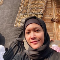 Mengabadikan momen dengan selfie di depan pintu Ka’bah, Maia tampak mengganti gaya hijab syari dengan hijab segi empat dan inner warna hitam. Foto: instagram @maiaestiantyreal