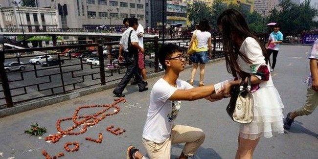 Unik! Ini 5 Kisah Melamar Kekasih Memakai Makanan