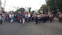 Massa berseragam putih abu-abu di belakang gedung DPR