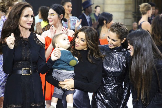 Camila Cabello tampil di Paris Fashion Week sebagai salah satu brand ambassador LOreal. Dalam wawancara dengan ODE, penyanyi 21 tahun itu mengaku sangat senang bisa tampil di fashion show LOreal. Aku sudah menjadikannya lelucon sepanjang hari ini. Aku bilang apakah kalian tahu kalau kalian itu bicara dengan model. Model paling pendek yang pernah berjalan di catwalk, begitu kata Camila. Foto: Vianney Le Caer/Invision/AP