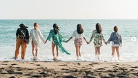 Mereka tampak sangat menikmati keindahan pantai di Bali. Dok. Instagram/piawurtzbach