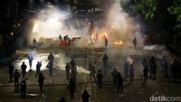 Ini momen saat sejumlah personel polisi memukul mundur massa.