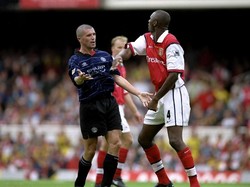 Roy Keane vs Patrick Vieira terlibat perselisihan. Keduanya sempat saling dorong. (Foto: Clive Brunskill/Getty Images)