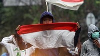 Salah seorang peserta aksi nampak membawa bendera Merah Putih.