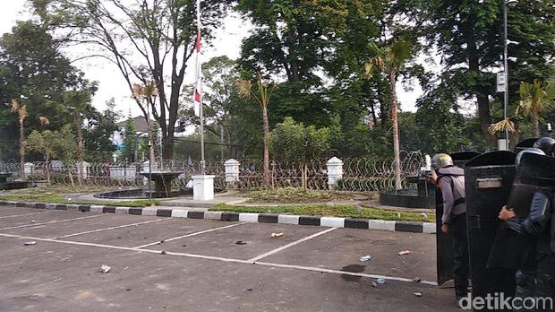 Demonstran di Bandung Mulai Lempari Polisi yang Berjaga di DPRD Jabar