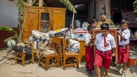 Sejumlah murid bersama gurunya membawa meja dari salah satu ruang kelas yang ambruk di SDN Kalangsurya III, Rengasdengklok, Karawang, Jawa Barat, Senin (30/9/2019).