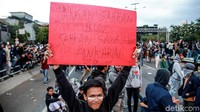 Beberapa membuat tulisan berupa lelucon yang menghibur, namun tetap menyisipkan aspirasi.