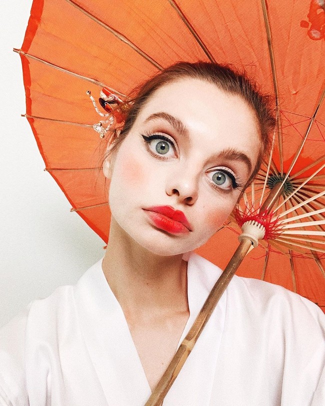 Terlepas dari hal tersebut, Maria dikenal sebagai model ulung dengan pengalaman yang cukup banyak, setelah bekerja dengan merek-merek seperti Elle Magazine, Bulgari, ia kini membangun karier dalam pembuatan ilustrasi video. Foto: Instagram