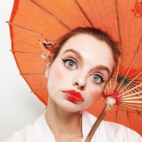 Terlepas dari hal tersebut, Maria dikenal sebagai model ulung dengan pengalaman yang cukup banyak, setelah bekerja dengan merek-merek seperti Elle Magazine, Bulgari, ia kini membangun karier dalam pembuatan ilustrasi video. Foto: Instagram