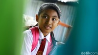 Beruntung, Alfia adalah anak yang dianugerahi kepandaian. Ia selalu menjadi juara umum di sekolahnya. Berkat itu, ia mendapatkan beasiswa dari pemerintah dan juga gereja.