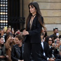 Camila Cabello perdana melenggang di catwalk sebagai model. Camila tampil untuk fashion show Le Defile LOreal Paris di Paris Fashion Week, Sabtu (28/9/2019).Foto: Pascal Le Segretain/Getty Images