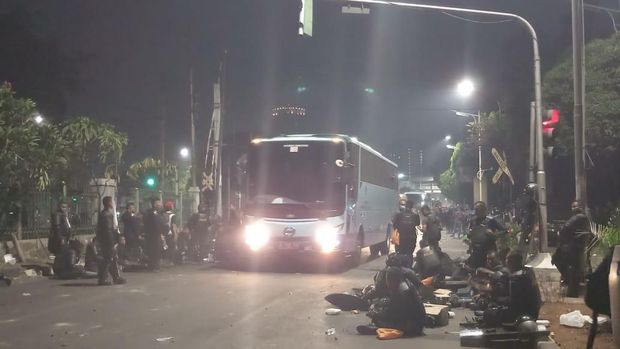 Massa Bubar, Jalan Palmerah Timur Belakang DPR Kembali Dibuka