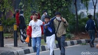 Polisi pun kemudian mengeluarkan tembakan gas air mata. Beberapa massa kemudian mundur.