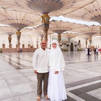 Maia dan Irwan Mussry berpose di antara payung-payung Masjid Nabawi. Keduanya kompak memakai busana putih. Maia tampil anggun dalam balutan hijab syari dan gamis putih. Selalu menyempatkan diri mengabadikan gambar bersama suami..@irwanmussry (maklum, ini pertama kali umroh dengan suami tercinta), tulisnya pada keterangan foto. Foto: instagram @maiaestiantyreal