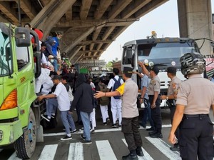 Mau ke DPR, 200 Pelajar Naik Truk Trailer Disetop di Tanjung Priok