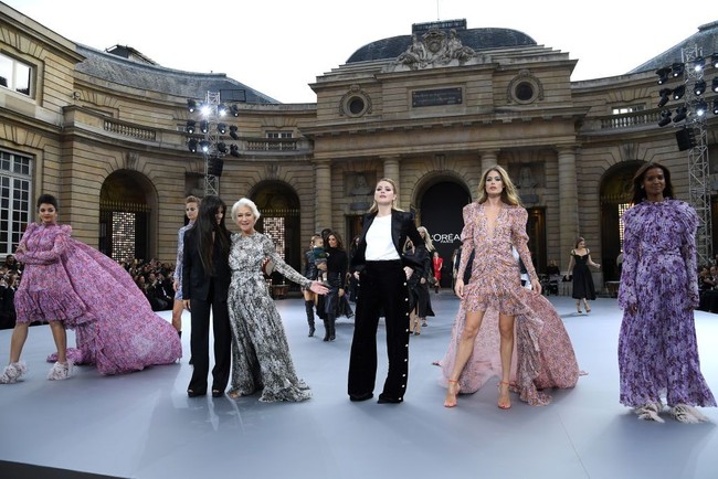 Camila Cabello tampil bersama sederet selebriti lainnya di Paris Fashion Week. Mereka di antaranya Helen Mirren, Eva Longoria, Amber Heard, Aishwarya Rai, dan Doutzen Kroes. Foto: Pascal Le Segretain/Getty Images