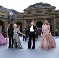 Camila Cabello tampil bersama sederet selebriti lainnya di Paris Fashion Week. Mereka di antaranya Helen Mirren, Eva Longoria, Amber Heard, Aishwarya Rai, dan Doutzen Kroes. Foto: Pascal Le Segretain/Getty Images