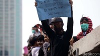 Salah satu poster yang dibawa demonstran berisi dukungan hukuman mati bagi koruptor.
