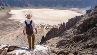 Traveler perlu hati-hati saat berjalan di tebing ini. Jalanannya cukup curam tapi punya pemandangan yang menakjubkan. (Foto: Facebook /الهيئة العامة للسياحة والتراث الوطني)