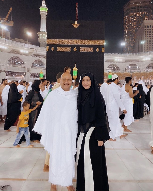 Saat berada di Mekah untuk melaksanakan umrah, Maia memakai hijab syar’i warna hitam yang menutupi dadanya. Gamis warna hitam putih jadi pilihan busananya. Foto: instagram @maiaestiantyreal